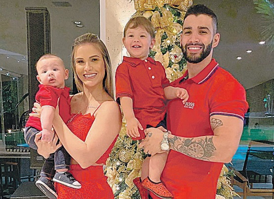 A modelo Andressa Suita e Gusttavo com os dois filhos, Samuel, de 6 meses, e Gabriel, de 1 ano e seis meses (Foto: Arquivo Pessoal/Instagram/@gusttavolima)