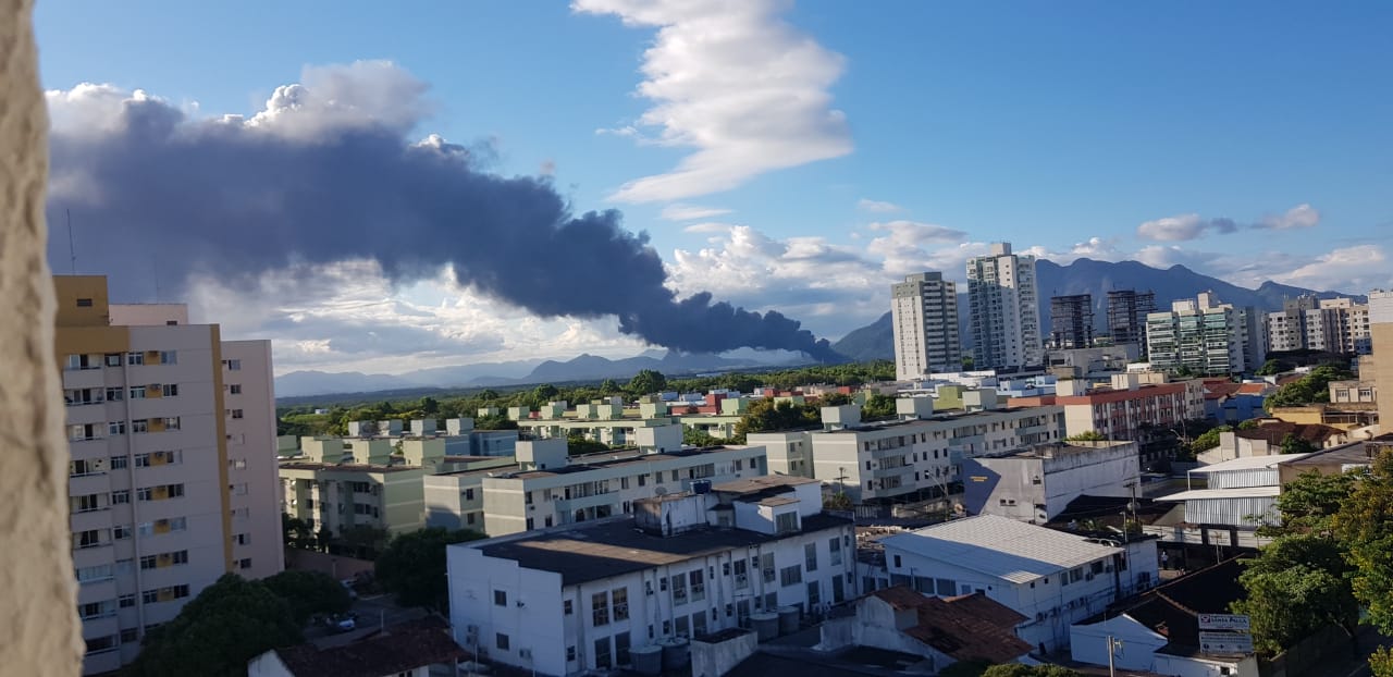 Fumaça foi vista de Jardim Camburi, em Vitória (Foto: Fabiana Tostes)