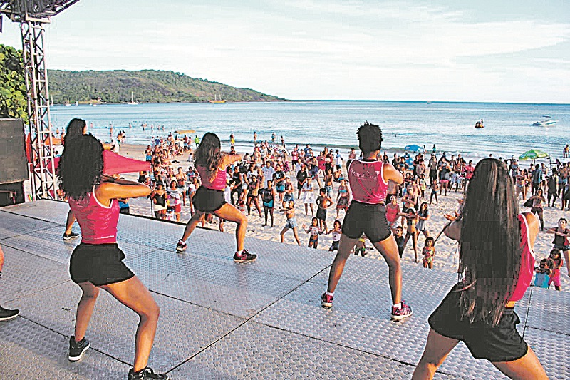 Aula de dança na Arena da Praia do Morro, em Guarapari: atividades podem ser feitas pela manhã ou à tarde (Foto: Roberta Bourguignon)