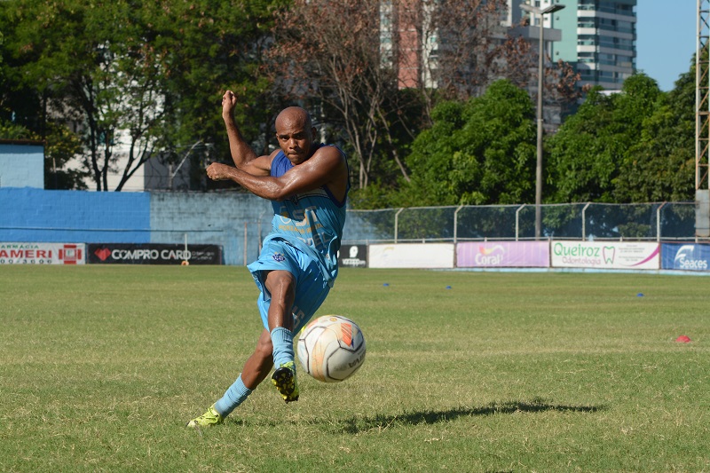 Vitinho se dedica nos treinos pelo Vitória com a motivação de conquistar pela 1ª vez na carreira um título do Capixabão (Foto: Henrique Montovanelli)