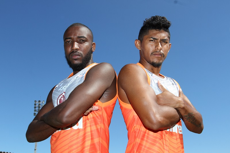 Wellington e Deyvison fazem pose durante treino da Desportiva e falam sobre duelo com Loco Abreu (Foto: Beto Morais/ AT/ 14/01/2019)