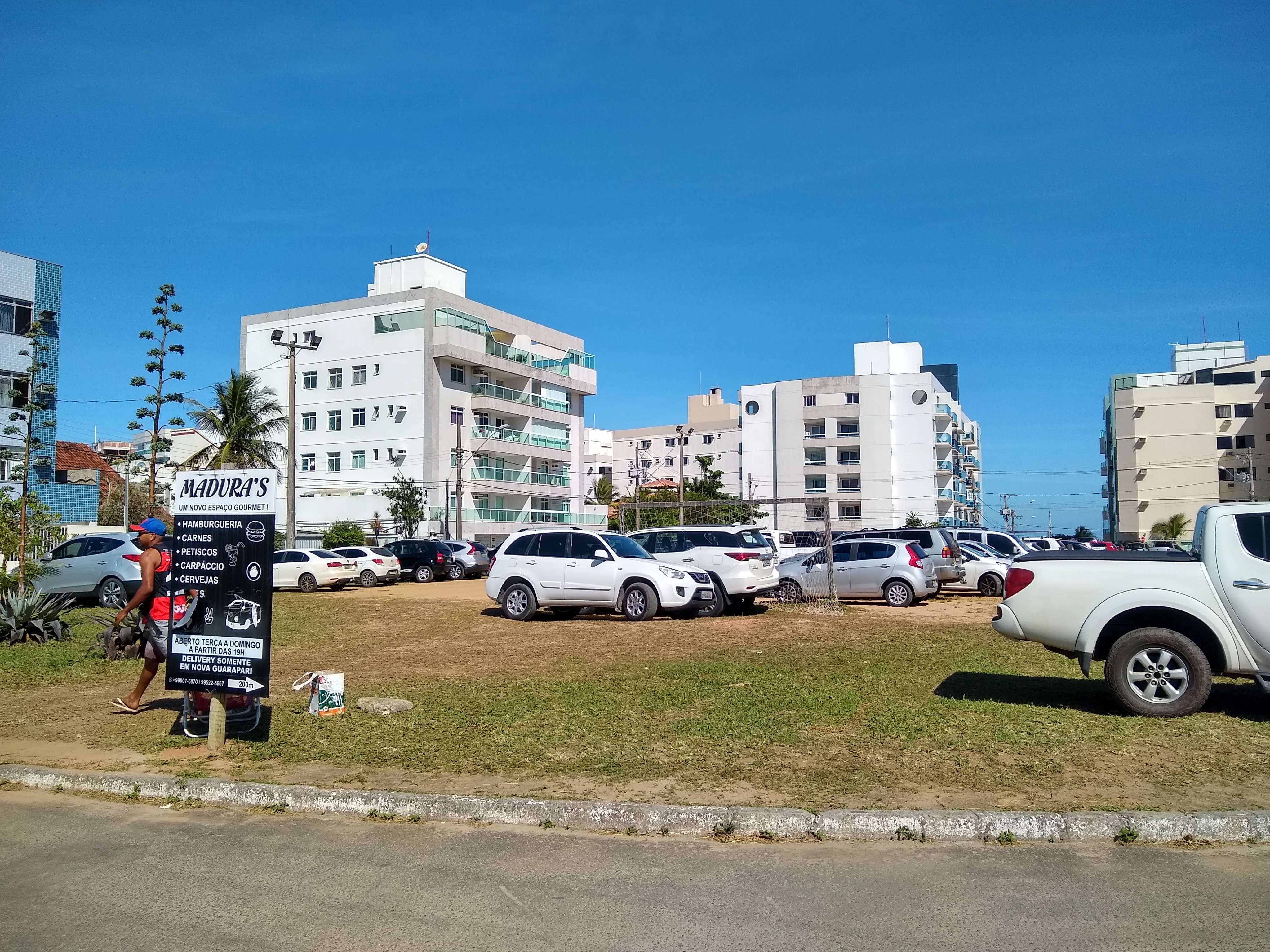Edifício seria construído a seis metros da Praia de Peracanga. Licenças da obra foram canceladas. (Foto: Roberta Bourguignon)