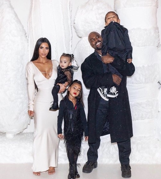 Kim Kardashian e Kanye West com os filhos Chicago, North e Saint. (Foto: Reprodução/Instagram @kimkardashian)