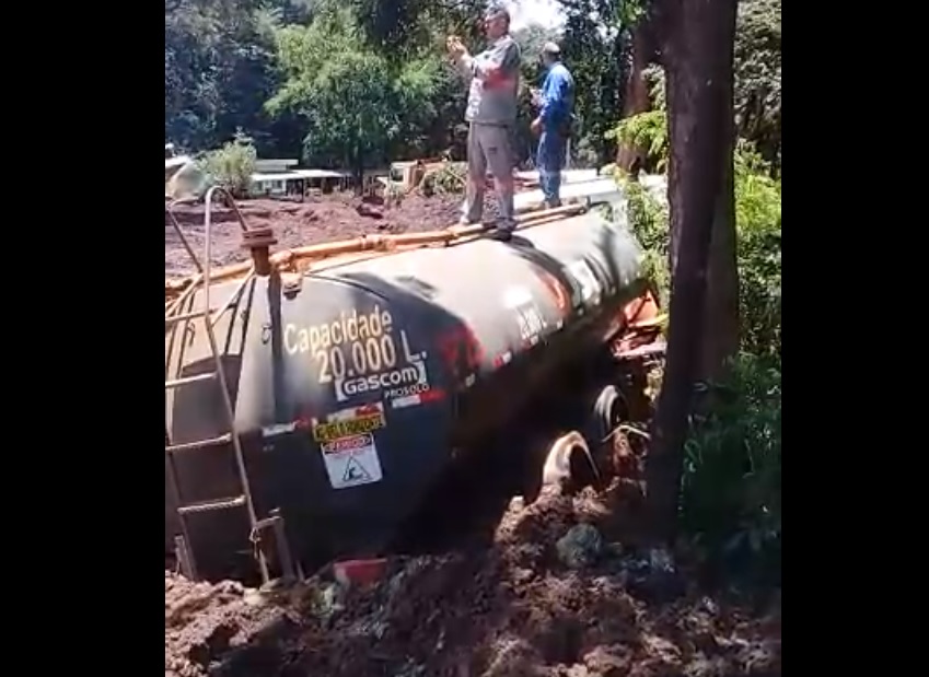Trabalhadores se refugiam em cima de caminhão. (Foto: Internauta)