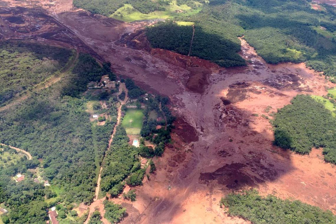Imagem aérea mostra área atingida por lama de barragem. (Foto: Divulgação/Corpo de Bombeiros)