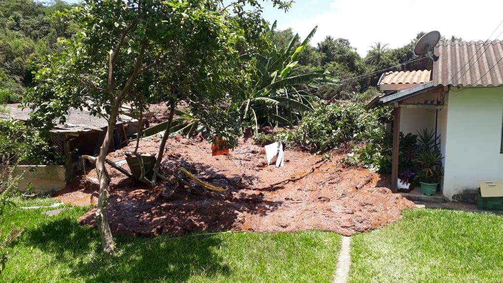 Lama invade quintal de casa na Vila Ferteco, em Brumadinho, na Grande Belo Horizonte. (Foto: Internauta)
