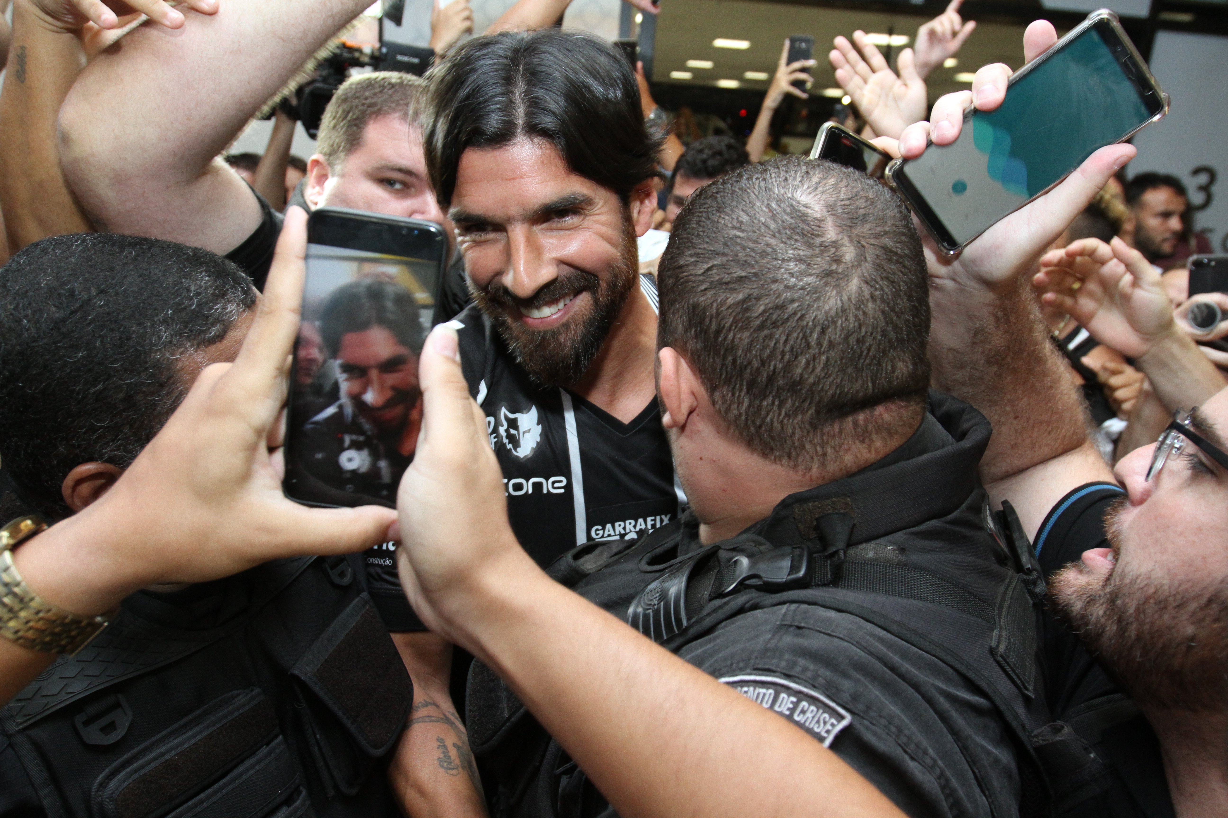Loco Abreu foi cercado pelos torcedores do Rio Branco que lotaram o aeroporto de Vitória. (Foto: Antonio Moreira/AT)