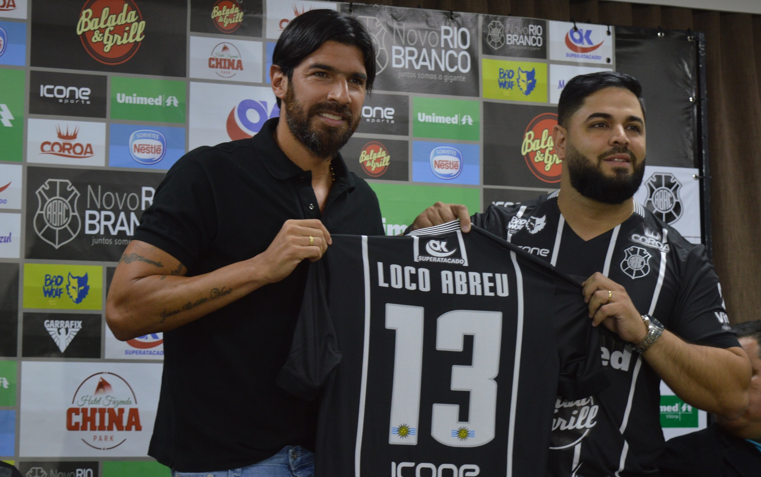 Jogador ao lado do presidente do Rio Branco, Luciano Mendonça (Foto: Thiago Félix/ Rio Branco)