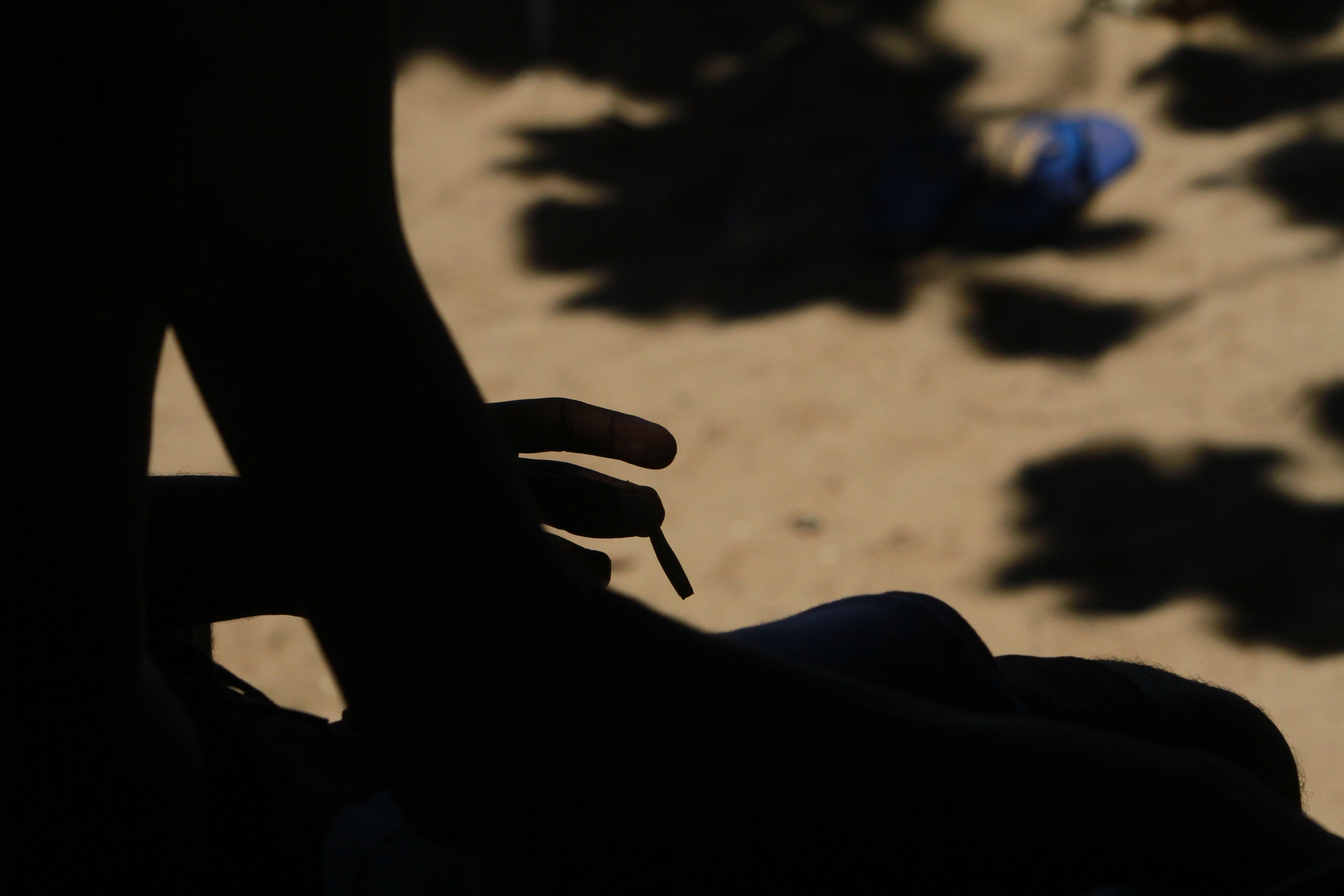 Rapaz fuma maconha na Praia Grande, na Ilha do Boi, em Vitória. (Foto: Dayana Souza/AT)