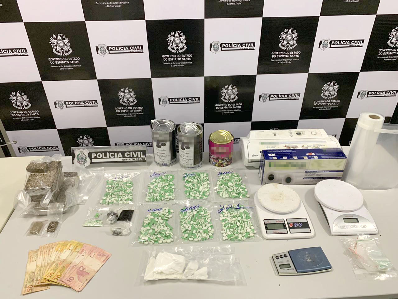 Apreensão feita na sala comercial (Foto: Divulgação/ PCES)