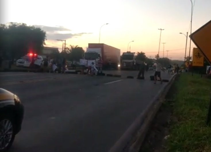 Moradores de Nova Carapina II bloquearam a pista reivindicando melhorias no bairro. (Foto: Reprodução vídeo internauta)