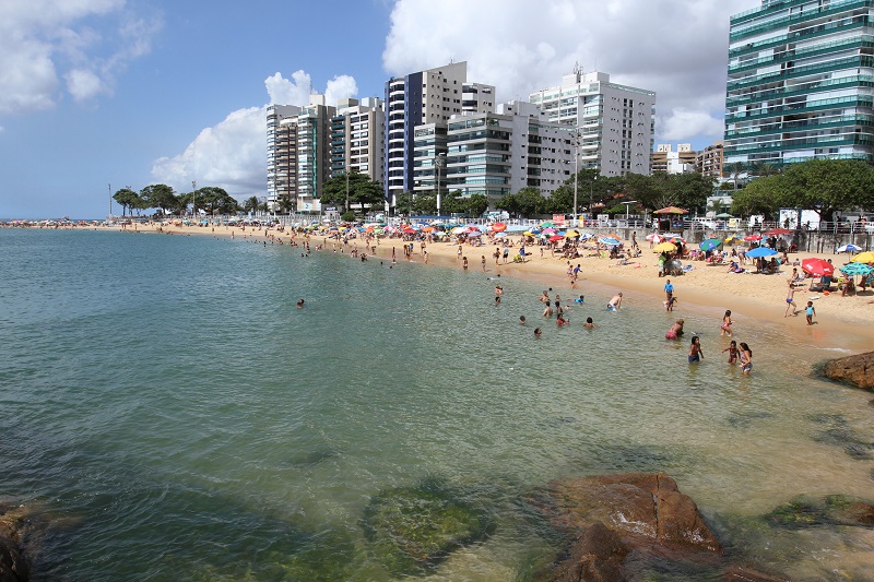 Praia da Costa, em Vila Velha: águas claras ocorrem devido a maior influência de uma corrente marinha que ressurge na região de Cabo Frio, no Rio de Janeiro (Foto: Beto Morais/ AT/ 14/01/2019)