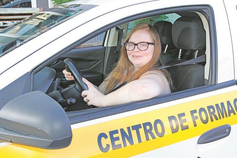 Maria Clara posa toda orgulhosa e feliz dentro do carro da autoescola: “Estou evoluindo”, conta ela (Foto: Leone Iglesias/ AT)