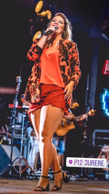 Cantora escolheu um short desfiado para show em Jurerê Internacional. (Foto: Reprodução Instagram @mariliamendoncacantora)