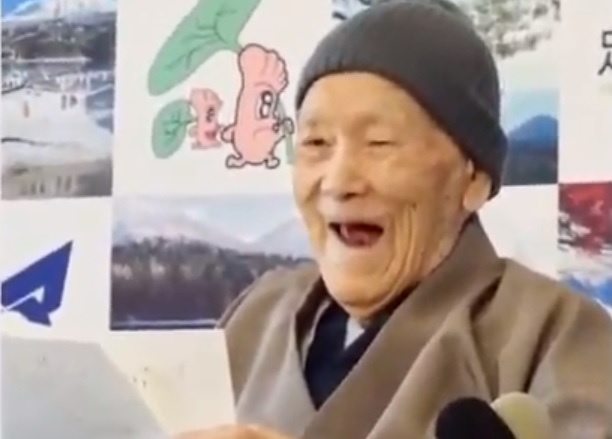 Homem mais velho do mundo morre aos 113 anos. (Foto: Reprodução/YouTube)