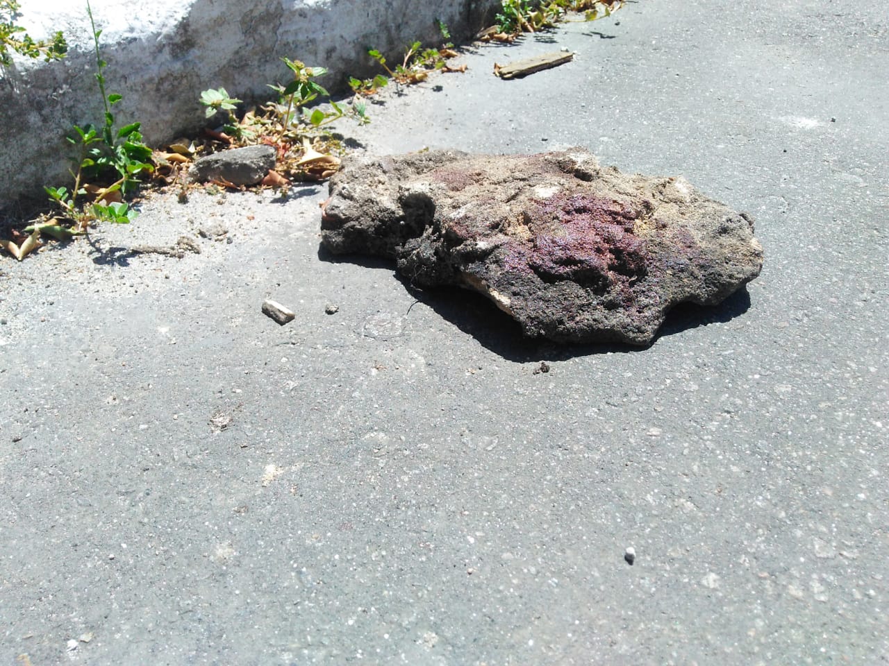 Pedra usada na agressão (Foto: Kananda Natielly)