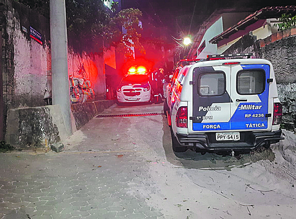 Viaturas na Piedade após criminosos matarem três e deixarem dois feridos. (Foto: Esthefany Mesquita)