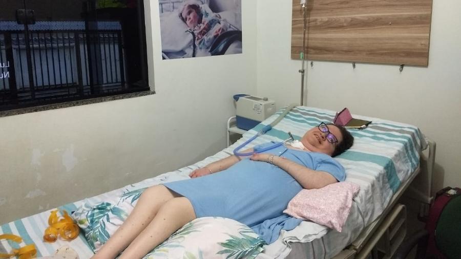 Eliana em sua nova casa após 43 anos no hospital (Foto: Acervo pessoal)