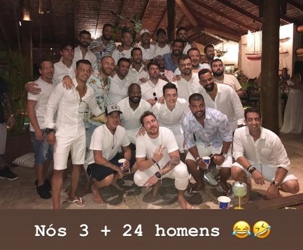 Jogador publicou foto com homens em resposta às críticas. (Foto: Reprodução/ Instagram @neymarjr)
