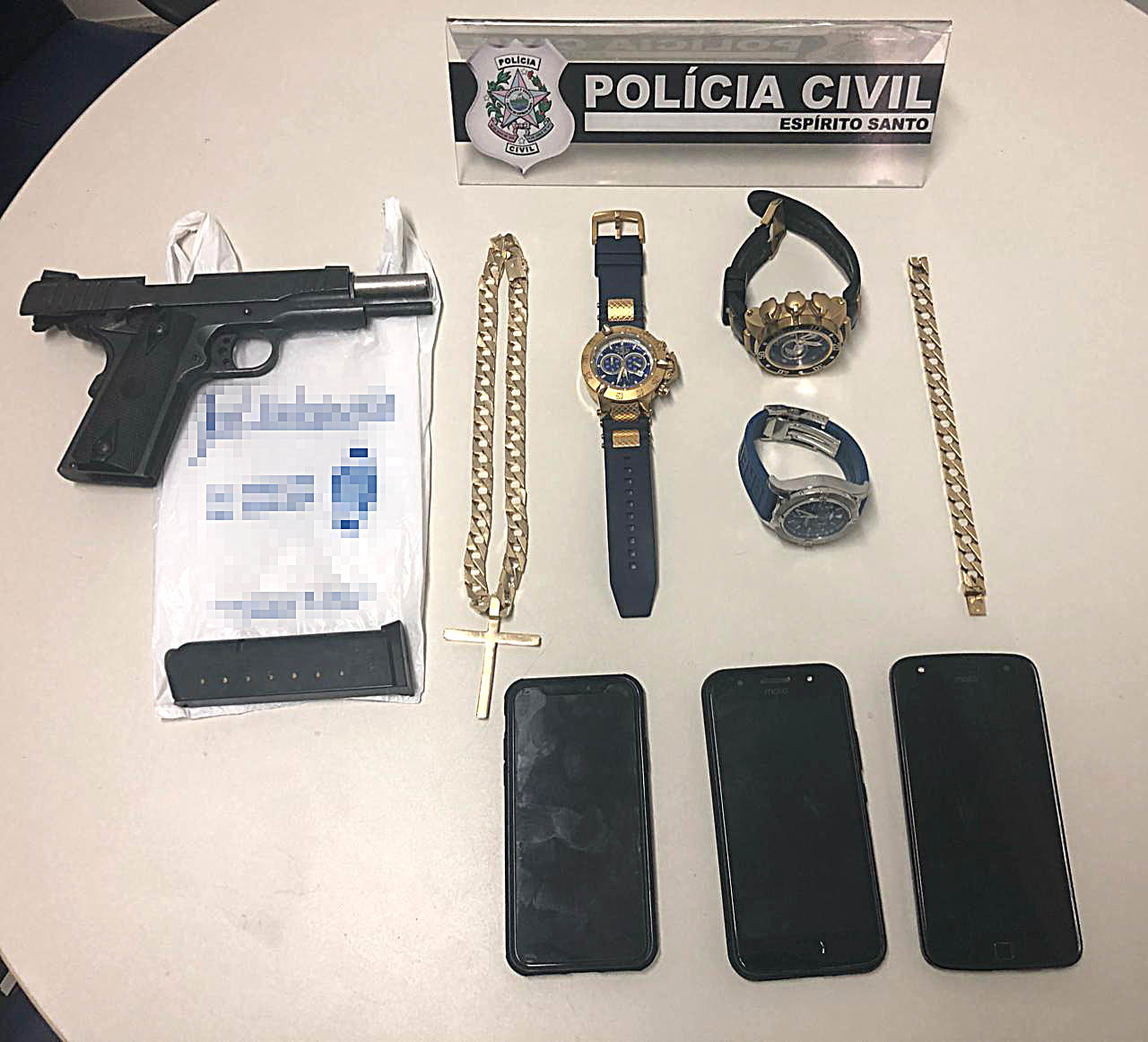 Objetos apreendidos na operação e as joias recuperadas (Foto: Divulgação/PCES)