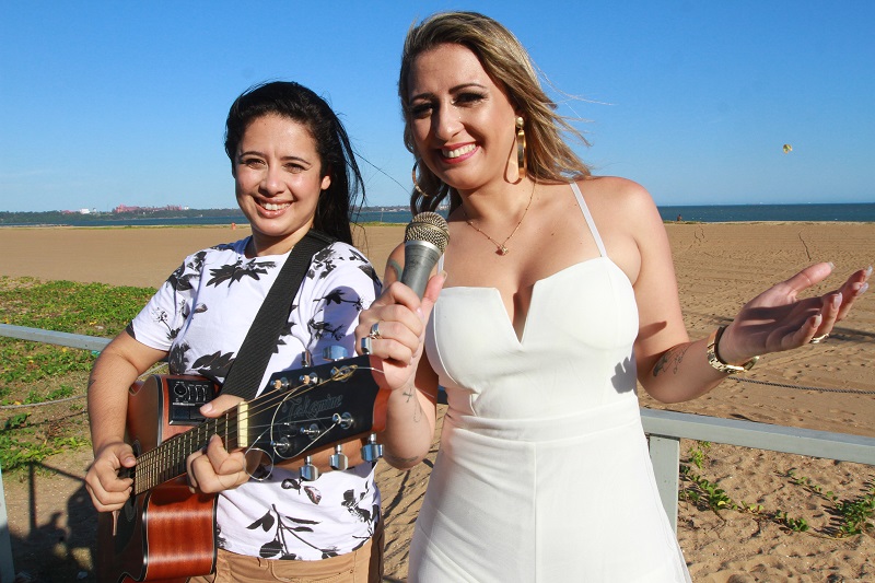 Dupla Carol e Priscila se apresenta na Praia de Camburi (Foto: Dayana Souza/ AT/ 17/01/2019)
