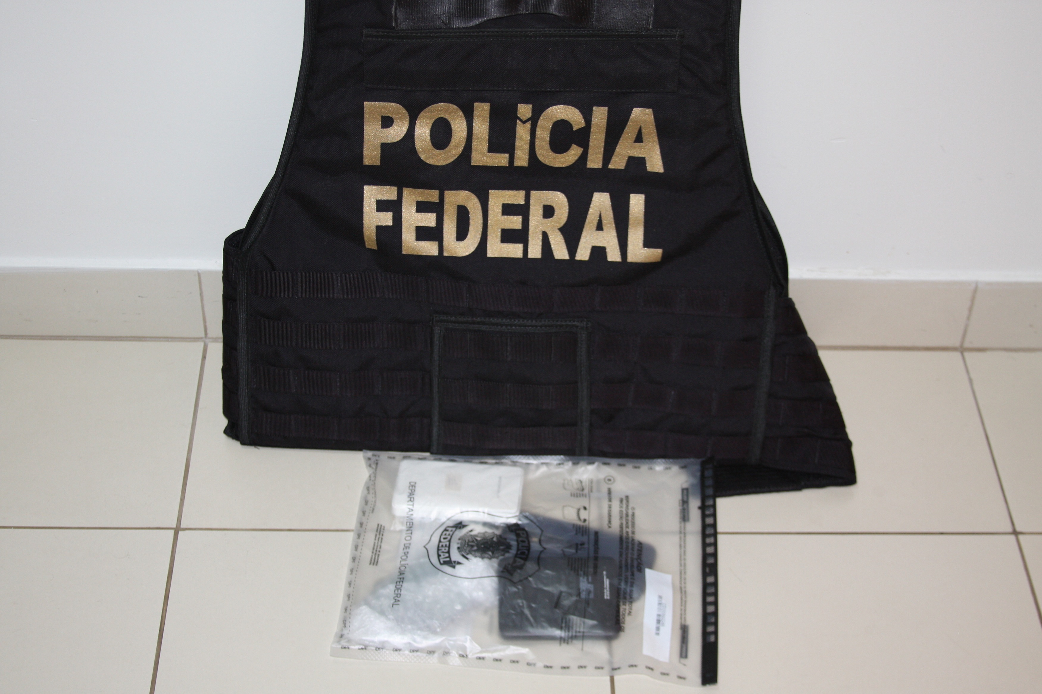 Nas casas dos investigados foram apreendidos pendrives, discos de memória, celulares e HD's. (Foto: Divulgação PF/ES)