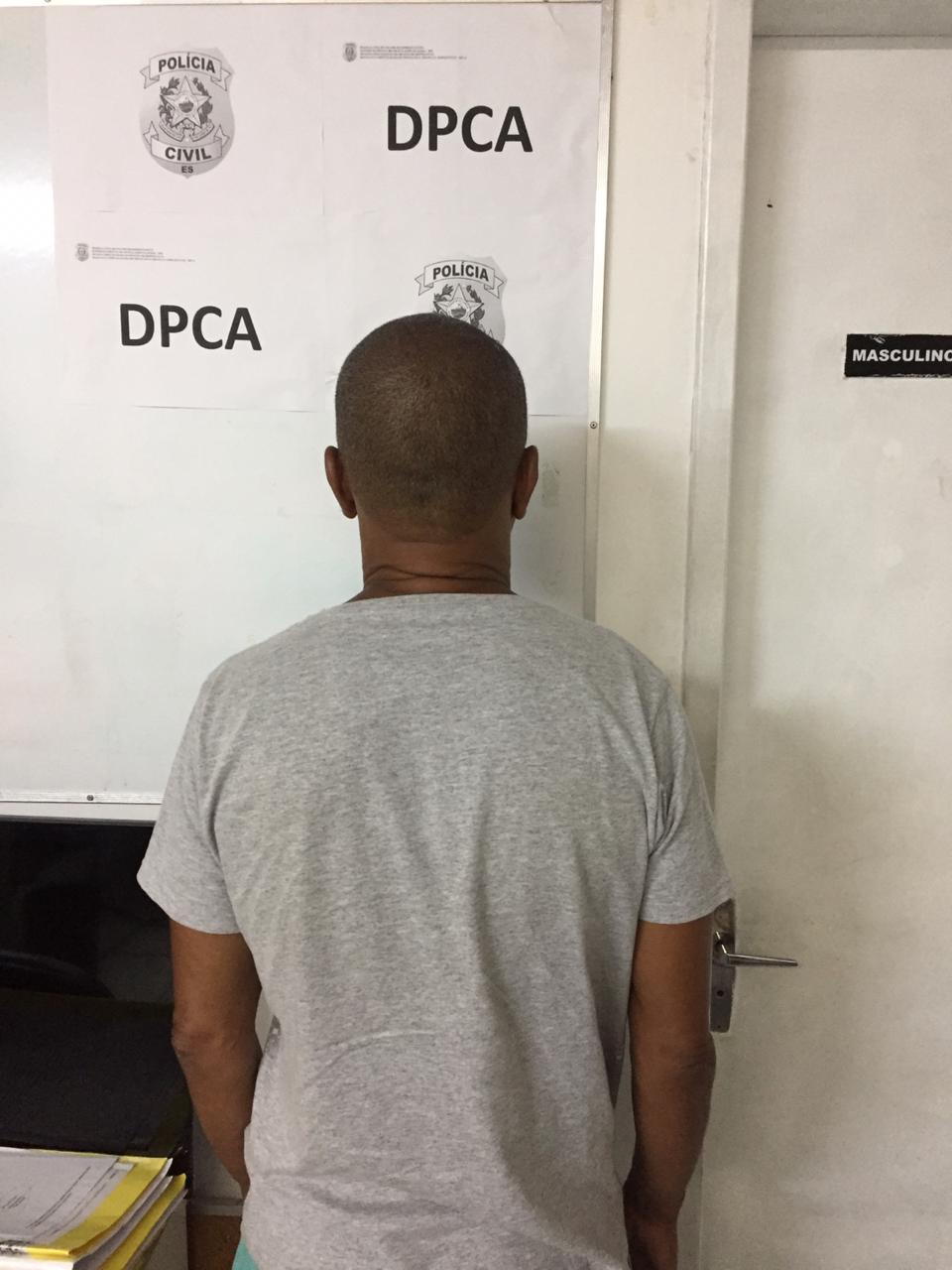 Padrasto foi preso nesta terça (Foto: Kananda Natielly)