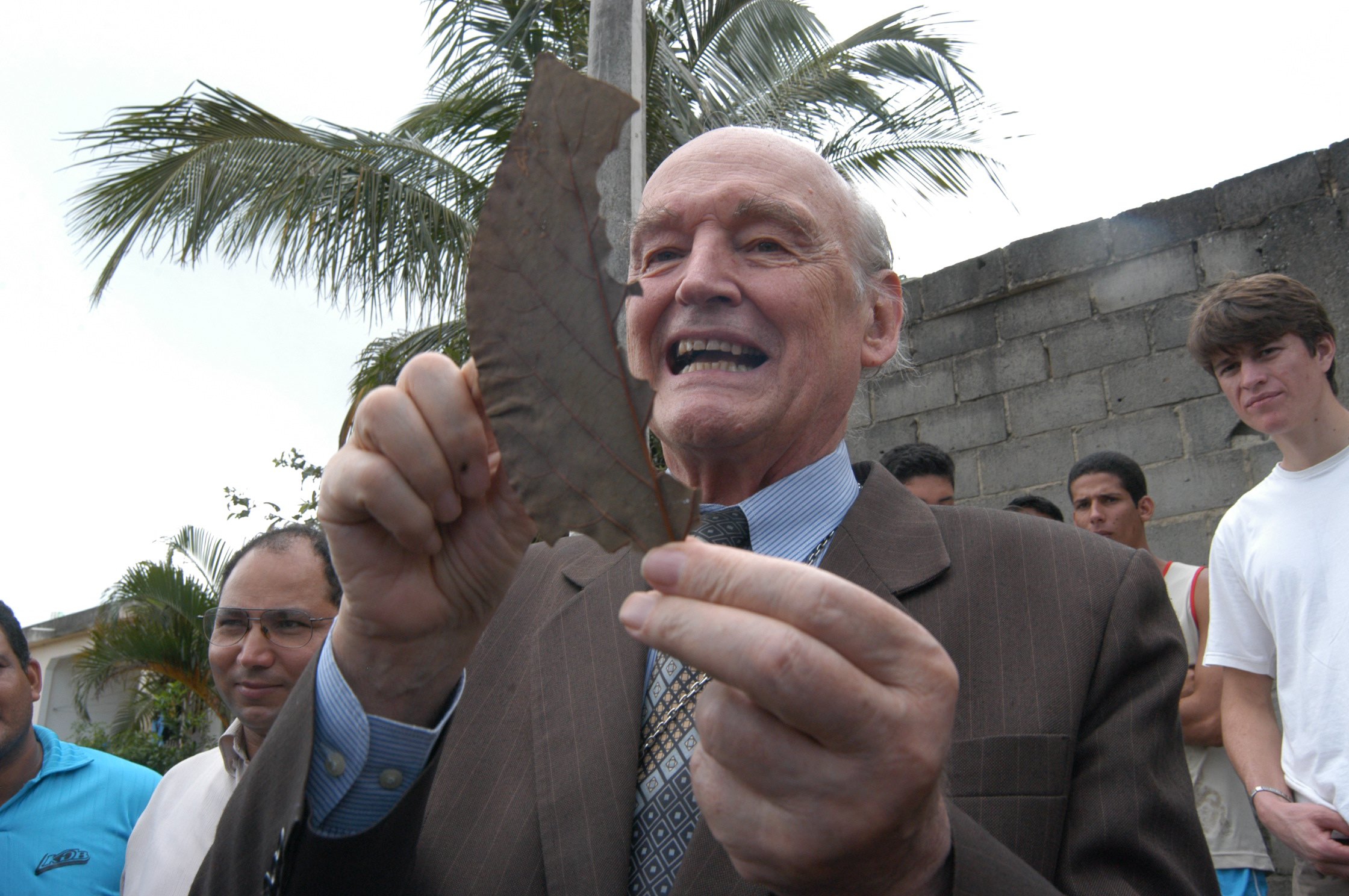 Em visita ao Espírito Santo em 2005, padre Quevedo visitou a casa das formigas bordadeiras na Serra. (Foto: Fábio Nunes/Arquivo AT 21/09/05)