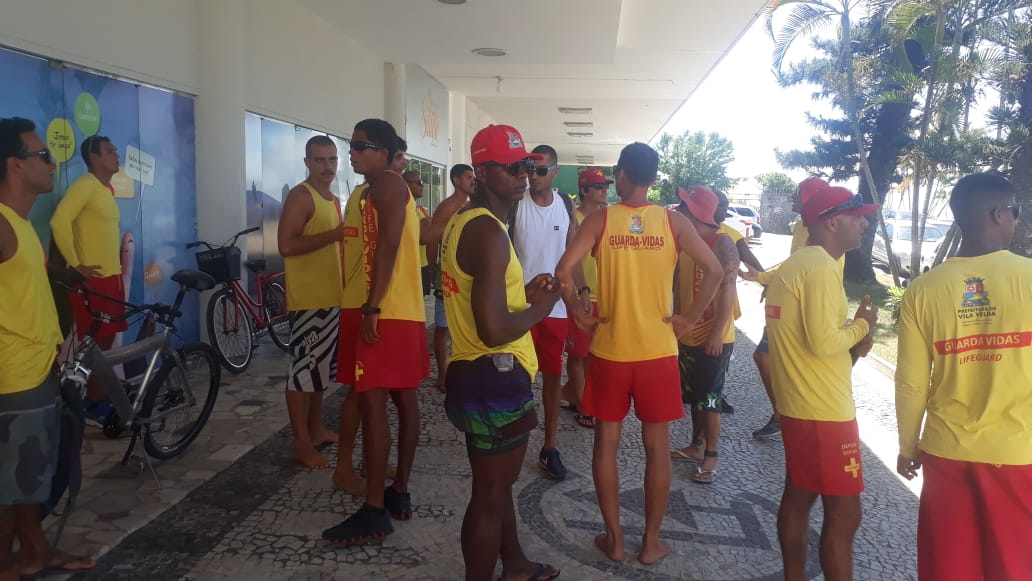 Grupo se concentra em frente a um clube no final da orla da Praia da Costa. (Foto: Divulgação)