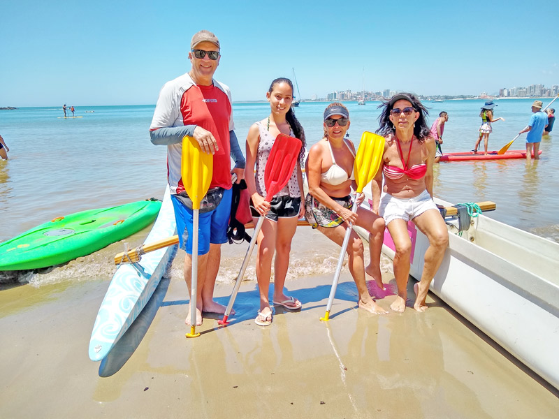 De Belo Horizonte, Minas Gerais, o administrador de empresas Willian Juliatti, 60, a aposentada Vitória Elizabeth, 60, a administradora Cristina Oliveira, 54, e a filha Débora Oliveira, 16 anos, optaram pelo passeio de canoa havaiana. “Um exercício gostoso e saímos um pouco da mesmice de andar de banana boat, de barco. Dessa forma, a gente conheceu lugares diferentes. E Guarapari encanta mesmo, principalmente a Praia do Morro”, disse Willian. (Foto: Roberta Bourguignon / AT)