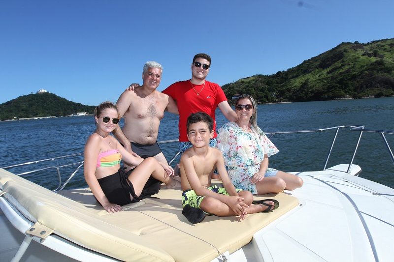 Grupo de Turistas mineiros passeou de lancha para conhecer a baía de Vitória e as praias de Vila Velha (Foto: Beto Morais/ AT/ 15/01/2019)