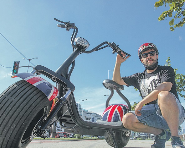 O empresário Matheus Ali usa o patinete elétrico para ir de casa, na Praia do Canto, até o trabalho, no Centro (Foto: Beto Morais/A Tribuna)
