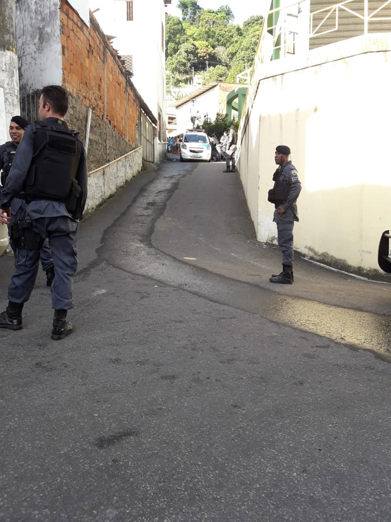 Policiais patrulham o Morro da Piedade (Foto: Esthefany Mesquita / AT)