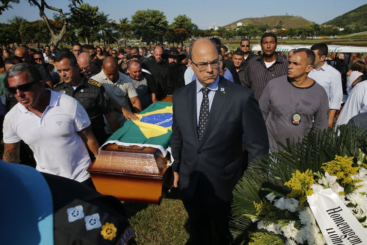 O governador Wilson Witzel carrega caixão no enterro do soldado Mariotti (Foto: Fernando Frazão/Arquivo/Agência Brasil)