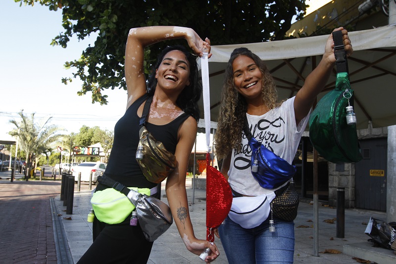 As modelos Karina e Angélica aderiram à moda das pochetes e exibem diversos modelos do acessório (Foto: Thiago Coutinho/ AT/ 28/01/19)