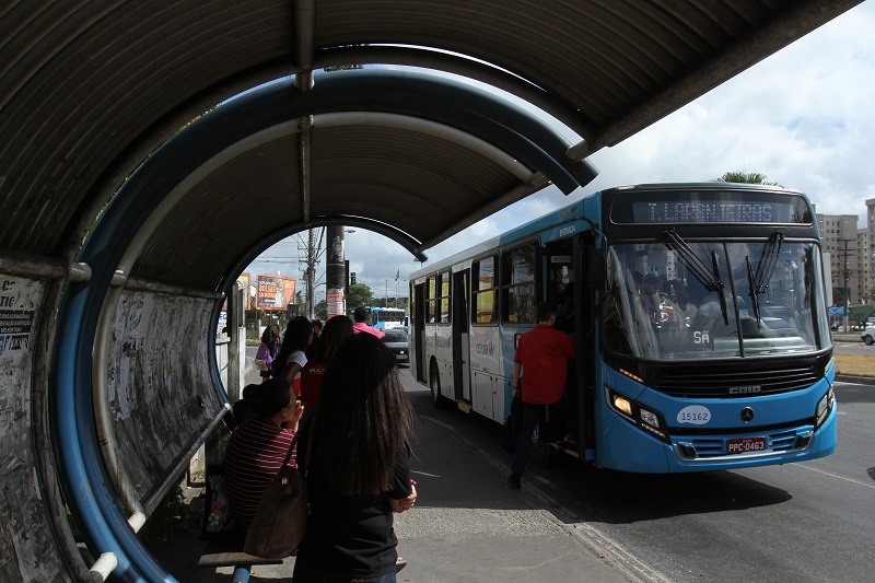 Ponto de ônibus onde mulher morreu e três foram baleados (Foto: Beto Morais/ AT/ 28/01/2019)