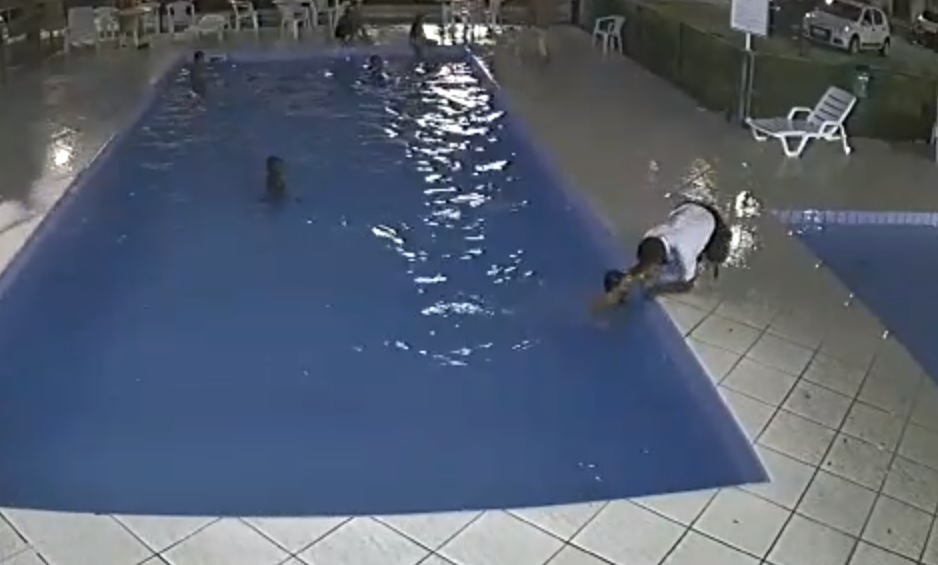 Alex Sandro viu o menino se afogando de longe e correu para retirá-lo da água. (Foto: Reprodução vídeo)