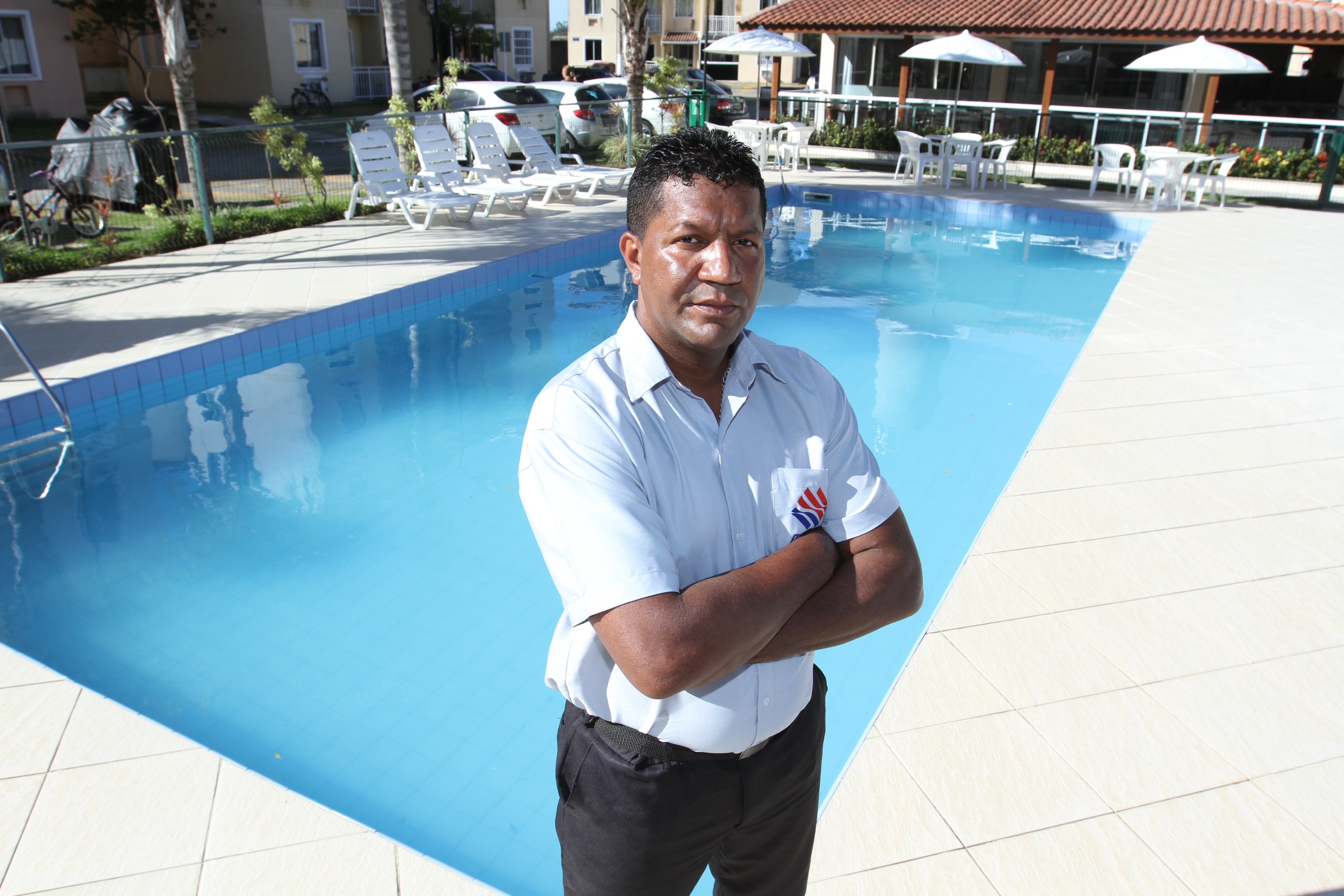 O porteiro Alex Sandro trabalha há dois anos em condomínio onde salvou criança de afogamento. (Foto: Beto Morais/AT)