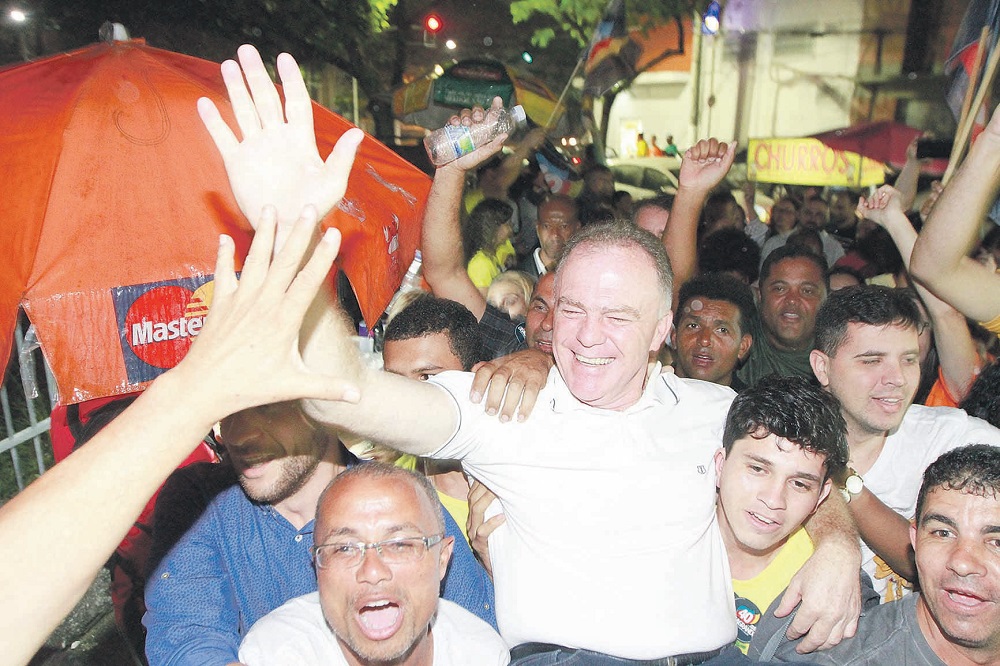 Casagrande ao vencer a eleição (Foto: RODRIGO GAVINI - 07/10/2018)