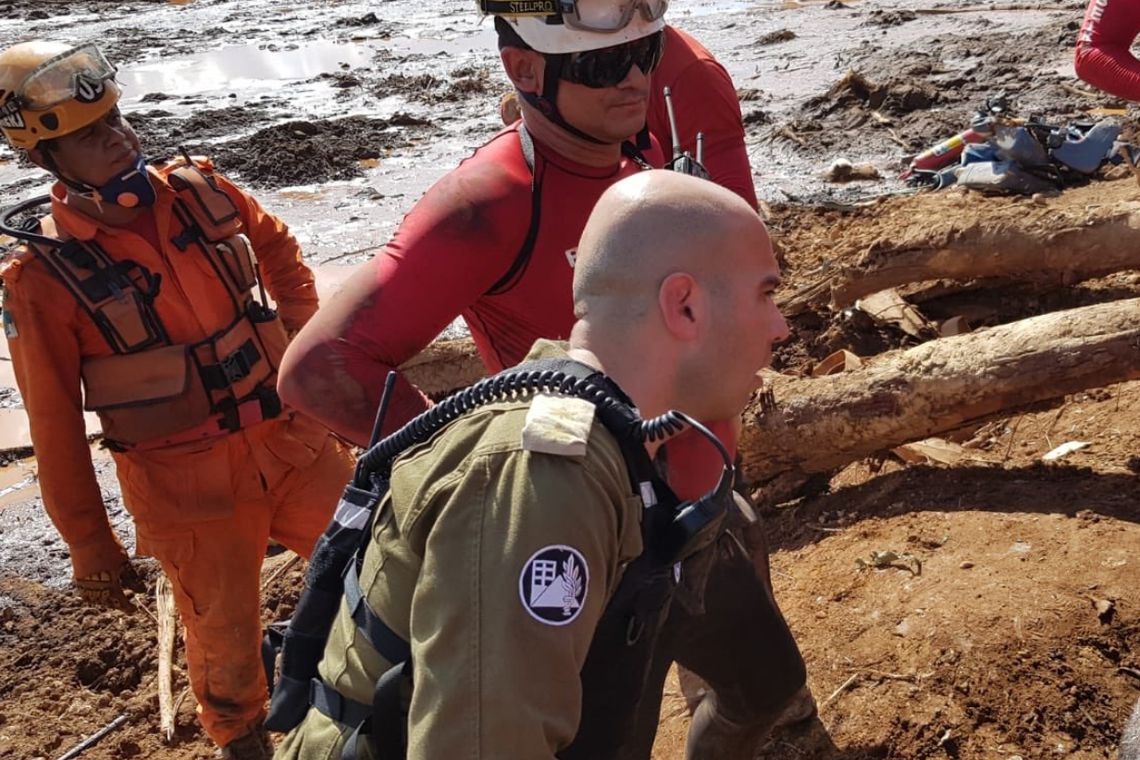 Equipes realizam buscas em Brumadinho após rompimento de barragem. (Foto: Israel Defense Forces)