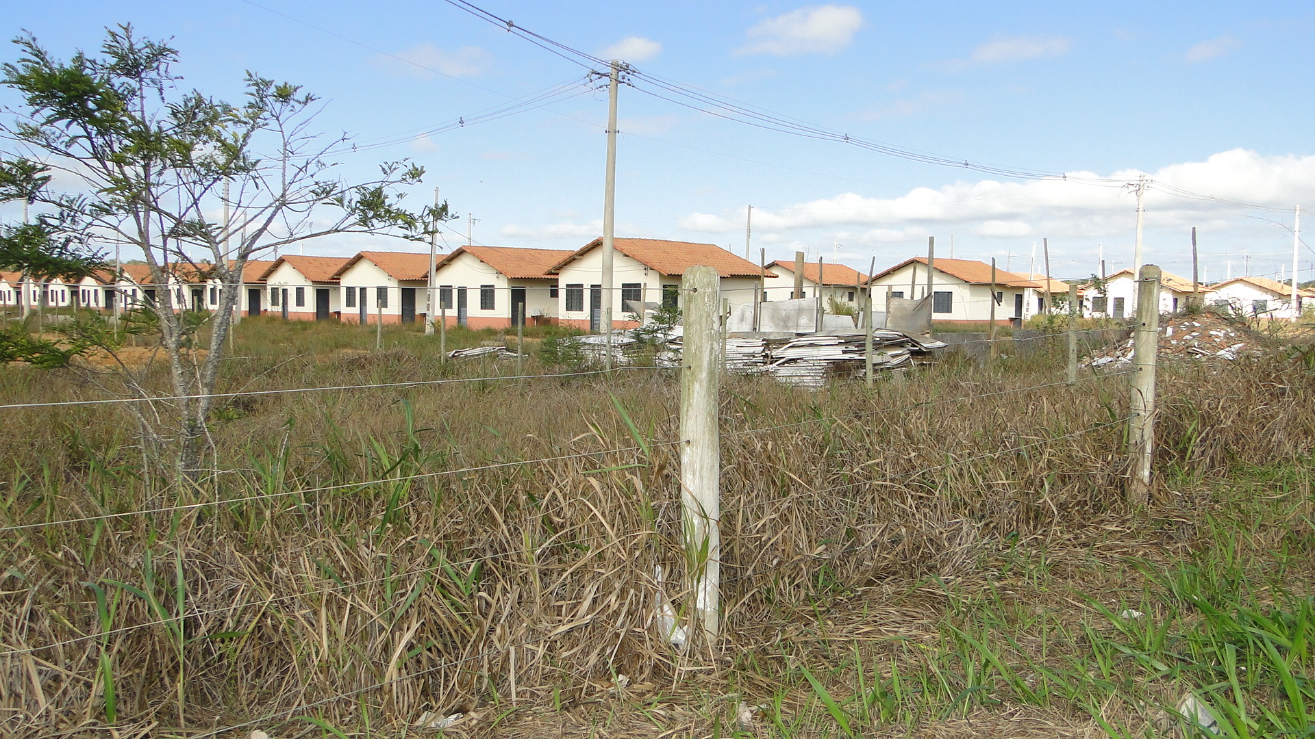Tonel com o corpo estava próximo ao residencial (Foto: Wilton Junior)