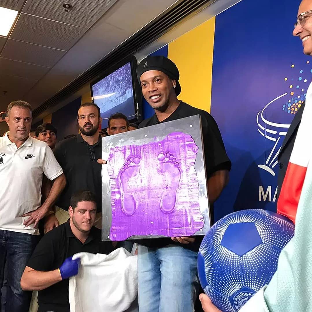 "Comecei na base com 7 anos e vivi o sonho de menino", escreveu (Foto: Reprodução/ Instagram @ronaldinho)