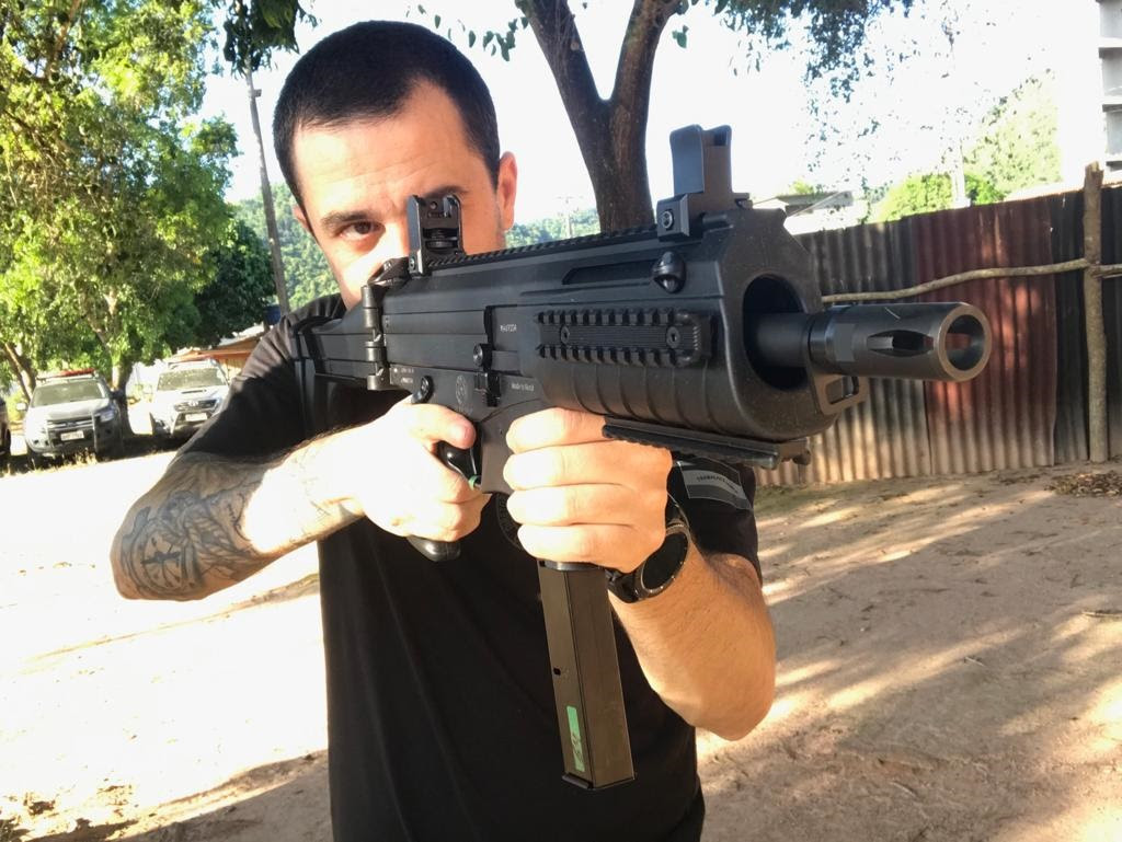 Diretor da Diretoria de Segurança Penitenciária, Thiago Buzetti Zardini, faz demonstração com arma (Foto: Divulgação/ Taurus)