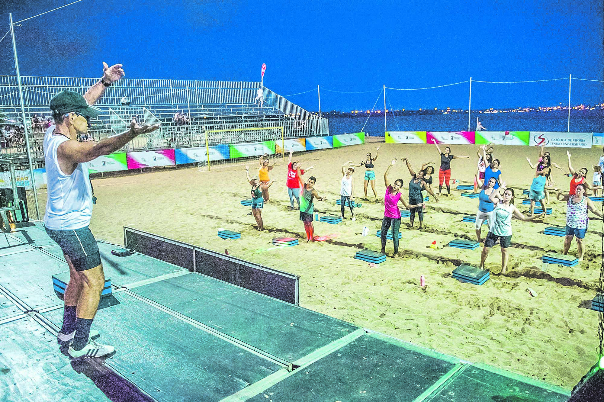 Aulas de Ginástica fazem parte do projeto de verão na Praia de Camburi (Foto: Leonardo Silveira/ Prefeitura de Vitória)