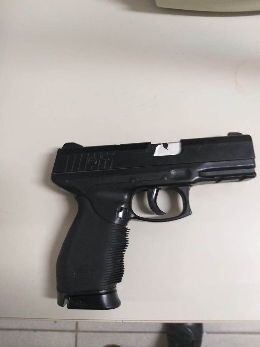 Simulacro de pistola apreendido após troca de tiros e perseguição. (Foto: )