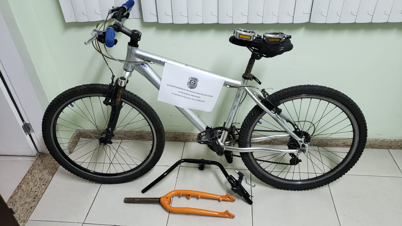 Bicicleta encontrada na casa do suspeito (Foto: Divulgação/ PCES)