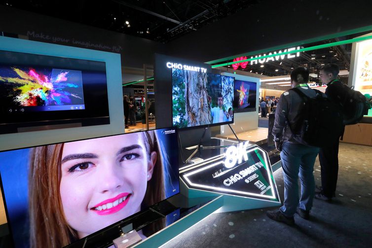 (Televisões com definição 8K são apresnetadas na CES 2019, em Las Vegas, nos Estados Unidos - Foto: Steve Marcus/Reuters)