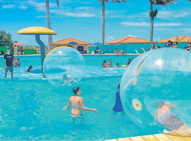 Bolhas aquáticas para se divertir dentro da piscina estão entre as novidades do Thermas, em Guarapari (Foto: Divulgação)