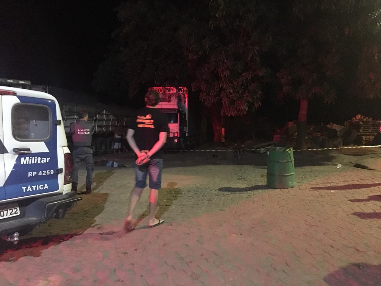 Três homens foram mortos a tiros na área do posto de gasolina. (Foto: Internauta)
