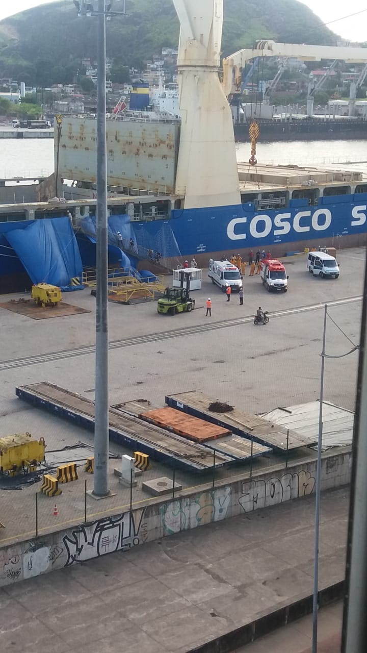 Ambulâncias ajudaram no resgate (Foto: Enviada por WhatsApp)
